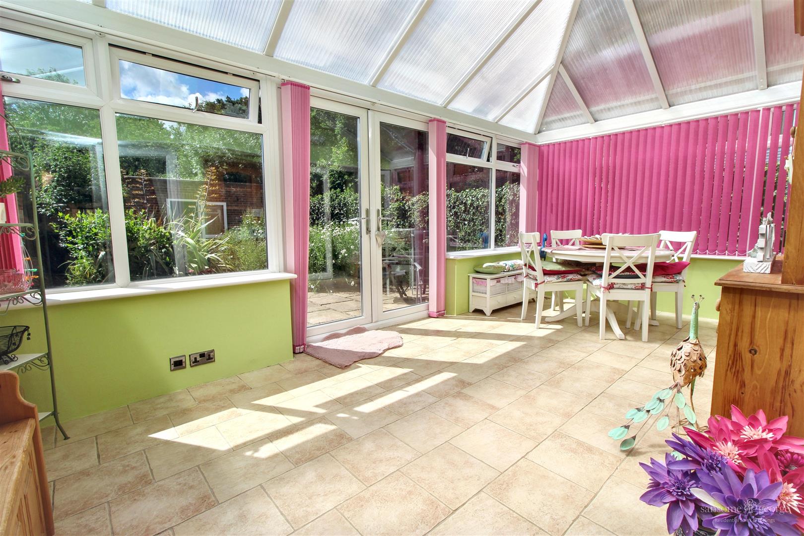 3 bed property in Sandhills Way, Reading